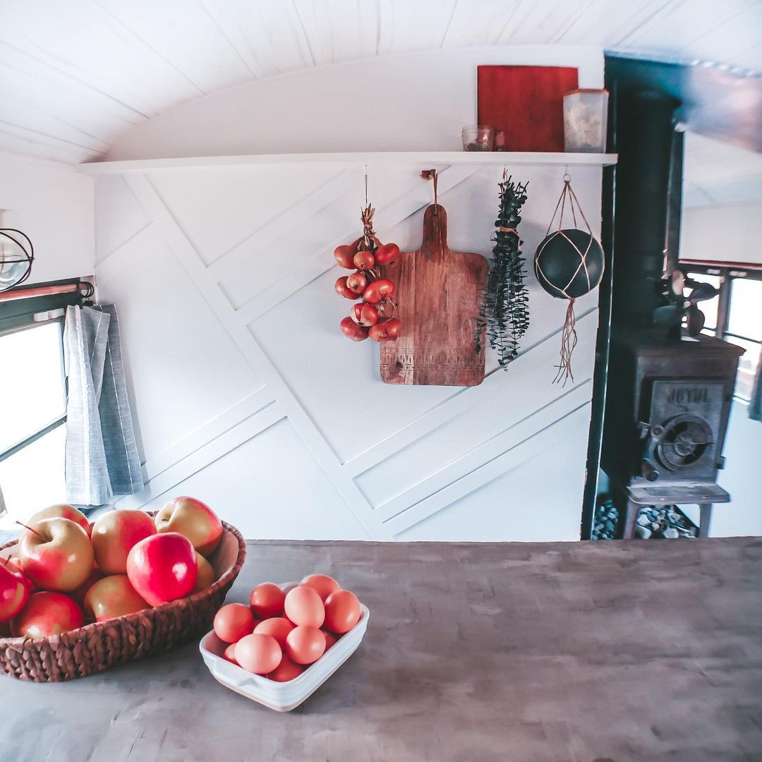 Ideias de armazenamento em casas minúsculas, cozinha minúscula, tigelas de frutas, tábua de corte, armazenamento na cozinha