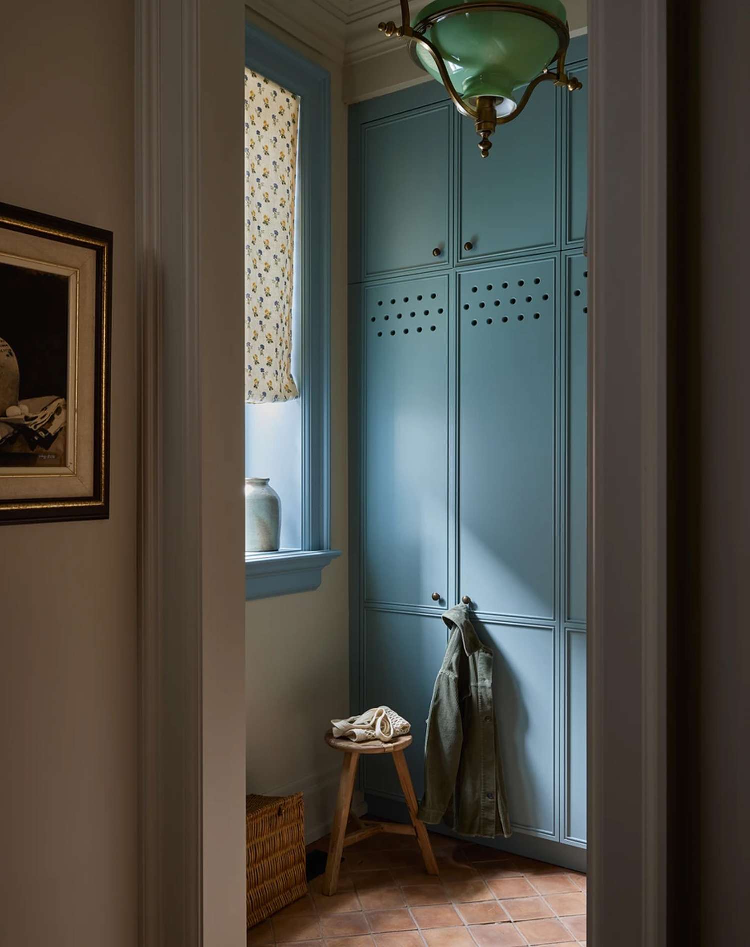 Ashley Montgomery Design mudroom azul-petróleo