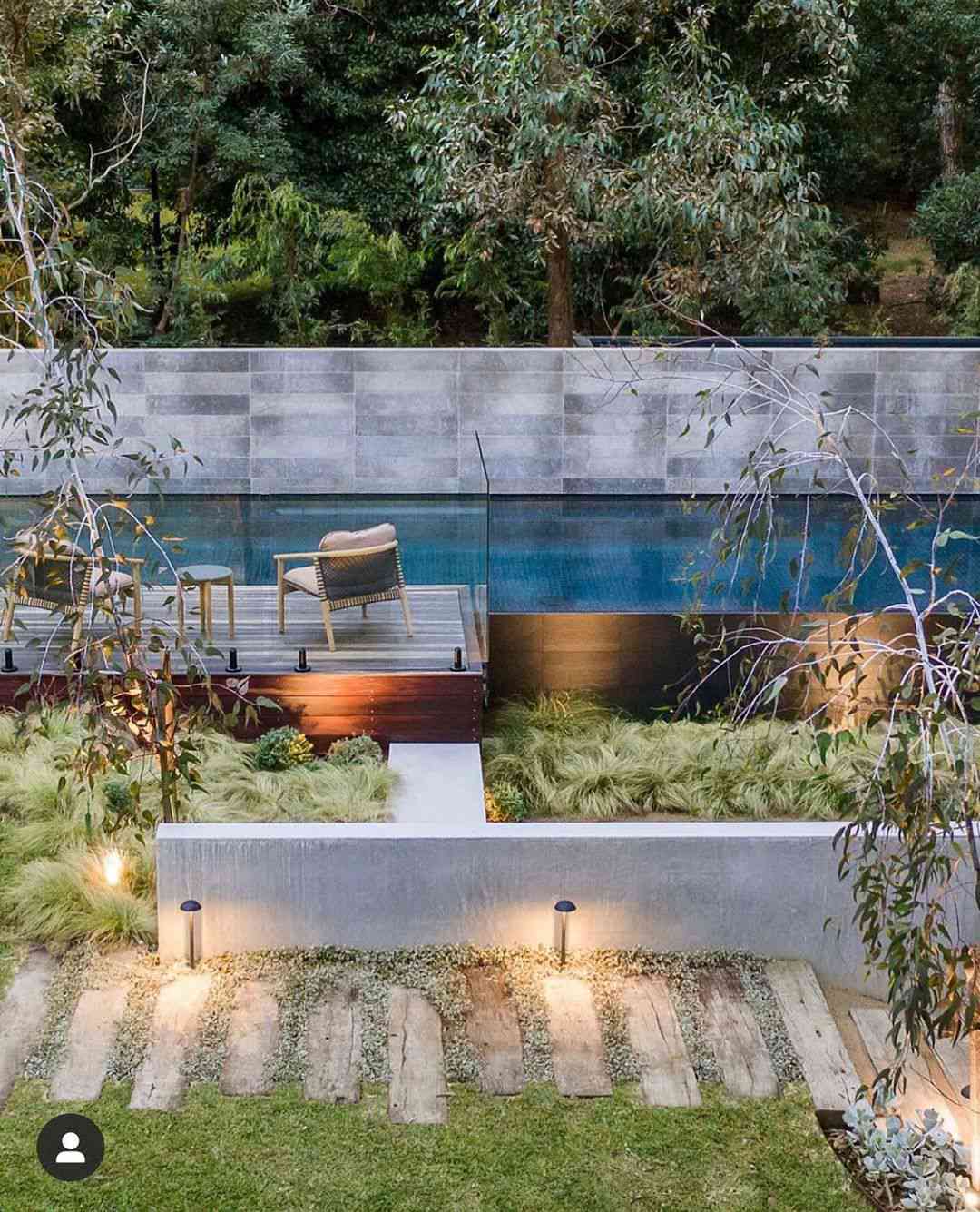 Piscina externa e caminho com iluminação