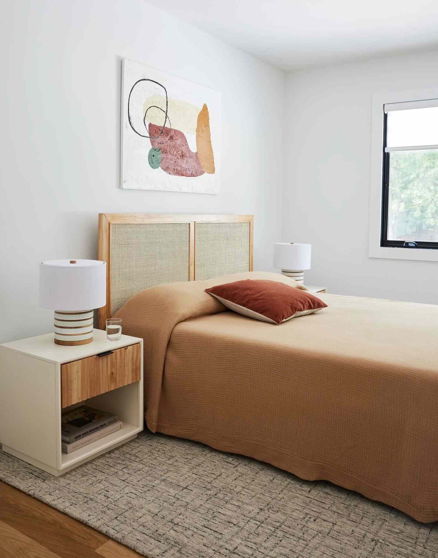 Quarto minimalista com roupa de cama laranja