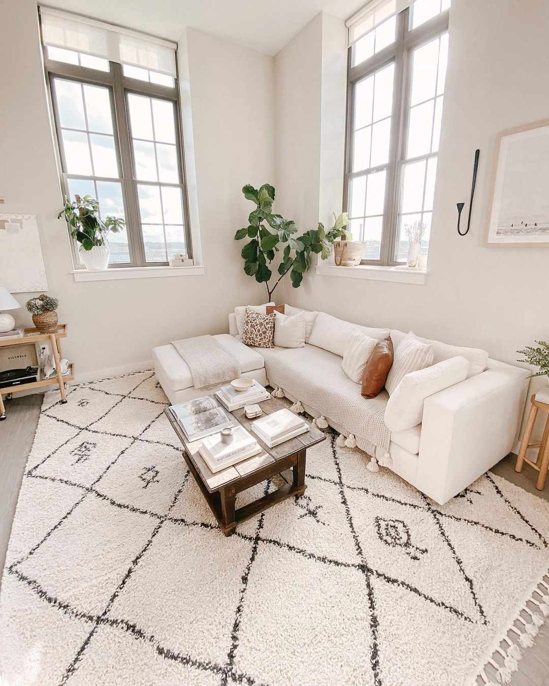 Sala de estar branca com sofá branco