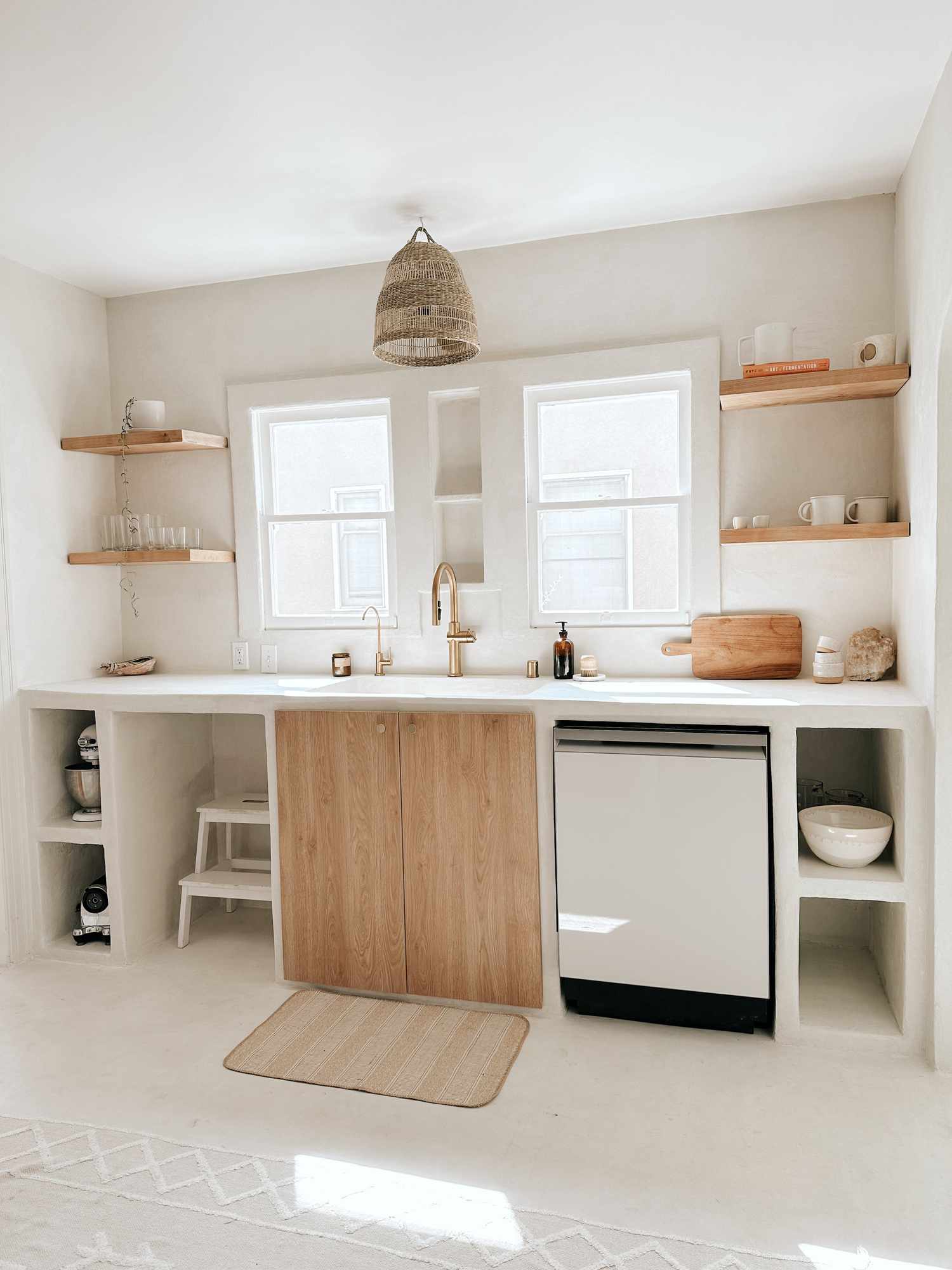 Espaço de cozinha minimalista branco com luminária pendente de tecido