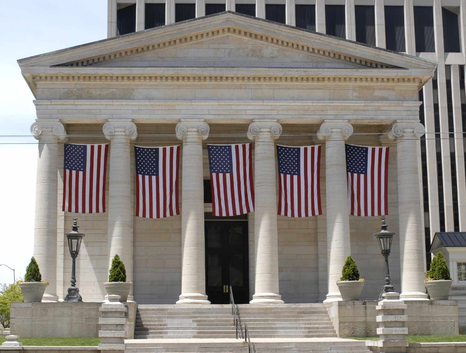 Palácio da Justiça em estilo neogrego com bandeiras americanas.