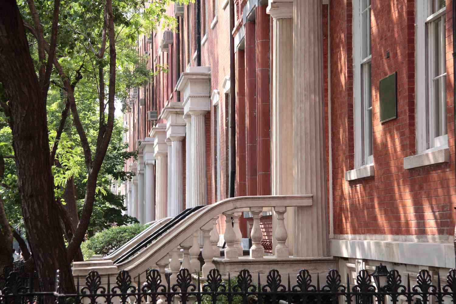 Arquitetura neogrega no Washington Square Park em Nova York.