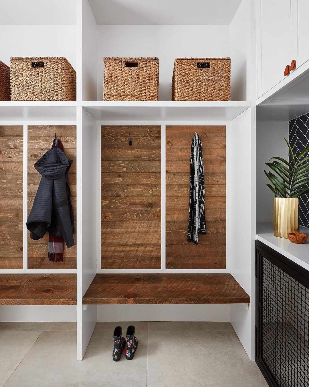 Mudroom com detalhes em madeira recuperada